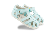 Zapatos Step Up Tropicana II Mist de BOBUX para los primeros pasos del bebé, con diseño cómodo y resistente en color azul.