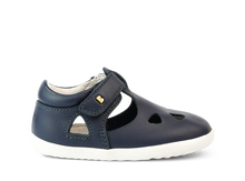 Calzado Step Up Zap II de BOBUX en azul marino para los primeros pasos del bebé, con suela flexible y diseño cómodo.