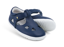 Calzado de bebé Step Up Zap II azul marino de BOBUX, diseñado para los primeros pasos con suela flexible y cómodo ajuste.