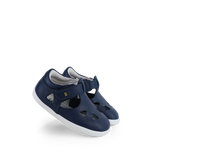 Zapatos Step Up BOBUX para bebés en azul marino, diseñados para los primeros pasos con calzado respetuoso y cómodo.