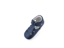 Calzado Step Up Zap II de BOBUX en azul marino para los primeros pasos del bebé, con diseño cómodo y resistente.