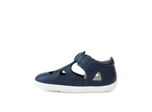 Zapatos Step Up BOBUX España y Portugal para bebés, azul marino, diseñados para los primeros pasos del bebé.