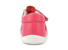 Zapatos Step Up de BOBUX ESPAÑA Y PORTUGAL en color guayaba, calzado respetuoso para los primeros pasos del bebé.