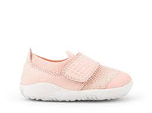 Calzado Step Up Dimension III Blossom de BOBUX ESPAÑA y PORTUGAL para los primeros pasos del bebé, con diseño en color rosa y detalles florales.