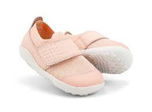 Zapatos Step Up Dimension III Blossom de BOBUX ESPAÑA Y PORTUGAL para los primeros pasos del bebé, en color rosa con detalles florales.