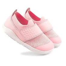 Calzado respetuoso Step Up Dimension III Blossom de BOBUX ESPAÑA para los primeros pasos del bebé, en color rosa con detalles delicados.