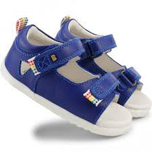 Calzado Step Up Rise Arándanos de BOBUX ESPAÑA Y PORTUGAL para bebés, ideal para los primeros pasos, con diseño en color arándano.