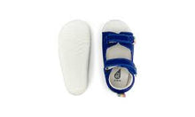 Calzado Step Up Rise BOBUX para bebés, color arándanos, ideal para los primeros pasos, en vista del zapato con cierre y suela antideslizante.