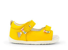Calzado Step Up Rise Amarillo de BOBUX para los primeros pasos del bebé, con diseño cómodo y seguro para los pequeños.
