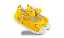 Calzado Step Up Rise amarillo de BOBUX para los primeros pasos del bebé, con diseño cómodo y suave para su seguridad.