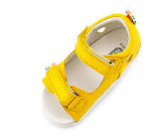 Calzado respetuoso Step Up Rise amarilla para bebés, con suela flexible y cierre ajustable, ideal para los primeros pasos.