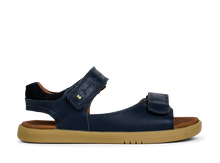 Sandalia barefoot para niño BOBUX Kid+ en azul marino con suela flexible y diseño cómodo para niños.