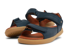 Sandalia Barefoot Kid+ Driftwood azul marino de BOBUX para niño, con suela flexible y cierre ajustable, vista frontal en color marino.
