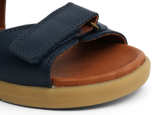 Sandalia Barefoot Kid+ Driftwood azul marino de BOBUX para niño, con diseño cómodo y flexible para pies pequeños.