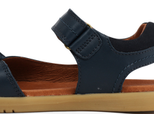 Sandalias barefoot para niños BOBUX Kid+ en azul marino, modelo Driftwood, con suela flexible y diseño cómodo para niños.