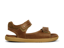 Sandalia barefoot para niños BOBUX KID+ en color caramelo Driftwood, con suela flexible y diseño cómodo para niños.