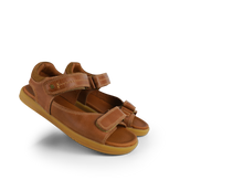 Sandalia Barefoot Kid+ Driftwood en color caramelo de BOBUX para niño, con diseño cómodo y seguro, vista desde el lateral.