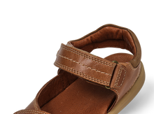 Sandalia Barefoot Kid+ Driftwood Caramelo de BOBUX para niño, con diseño cómodo y flexible, ideal para uso infantil.