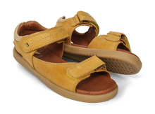 Sandalia Barefoot Kid+ Driftwood Chartreuse de BOBUX para niño, con suela flexible y diseño cómodo en color verde chartreuse.