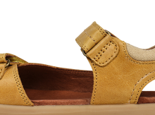 Sandalia barefoot para niño BOBUX KID+ Driftwood en color chartreuse, con suela flexible y diseño cómodo para niños.