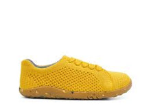 Calzado Barefoot Kid+ Seedling Turmeric para niño de BOBUX ESPAÑA Y PORTUGAL, con diseño cómodo y color mostaza.