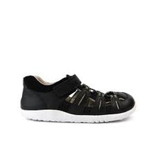 Sandalia barefoot para niño BOBUX KID+ Summit en color negro y carbón, con suela flexible y diseño cómodo para niños