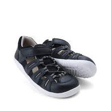 Sandalia barefoot para niño BOBUX KID+ Summit en color negro y carbón, con diseño cómodo y flexible para pequeños pies.