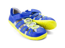 Sandalia Barefoot para niño BOBUX KID+ Summit en color arándano y neón, con diseño cómodo y flexible para niños.