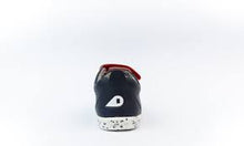 Calzado barefoot BOBUX Kid+ Grass Court Switch Trainer para niños en azul marino, rojo y plata, unisex, vista frontal