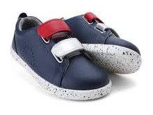 Calzado Barefoot BOBUX Kid+ Grass Court Switch Trainer para niños en azul marino, rojo y plata, unisex, estilo deportivo.