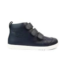 Bota Barefoot Kid+ Hi Court para niño en azul marino, marca Bobux España y Portugal, vista lateral con suela antideslizante