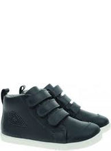 Bota Barefoot Kid+ Hi Court para niño en azul marino, marca BOBUX ESPAÑA Y PORTUGAL, vista lateral con suela antideslizante