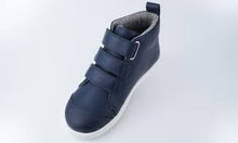 Bota Barefoot Kid+ Hi Court para niño en azul marino de la marca BOBUX ESPAÑA Y PORTUGAL, vista frontal en color azul.