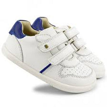 Calzado barefoot para niños Riley Blanco y Arándano de BOBUX, calzado unisex cómodo y flexible para niños pequeños.