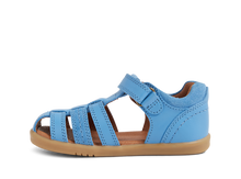 Sandalia barefoot I-Walk Roam en azul para niño, de la marca BOBUX ESPAÑA Y PORTUGAL, con suela flexible y diseño cómodo.