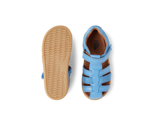 Sandalia barefoot I Walk Roam azul para niño, con suela flexible y cierre ajustable, de la marca BOBUX ESPAÑA Y PORTUGAL.