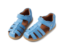 Sandalia barefoot I Walk Roam en azul para niño, con suela flexible y diseño cómodo de BOBUX ESPAÑA Y PORTUGAL.