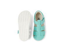 Sandalia barefoot I-Walk Tidal Pool azul para niño, marca Bobux, con diseño cómodo y flexible en la imagen.