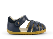 Sandalia Step UP BOBUX España y Portugal en azul marino para los primeros pasos del bebé, calzado respetuoso y cómodo.