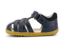 Sandalia Step UP de BOBUX para bebés en azul marino, diseño respetuoso para los primeros pasos del bebé.