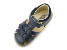 Sandalia Step UP de BOBUX en azul marino para los primeros pasos del bebé, calzado respetuoso y cómodo para bebés.