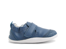 Zapatos deportivos Xplorer Go Vintage Indigo de BOBUX para los primeros pasos del bebé, hechos con cuero respetuoso y cómodo.