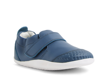 Calzado deportivo Step UP Xplorer Go Vintage Indigo de BOBUX para los primeros pasos de bebé en cuero resistente y cómodo.