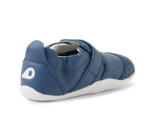 Calzado deportivo Xplorer Go Vintage Indigo de BOBUX para los primeros pasos del bebé, con diseño en cuero resistente y cómodo.