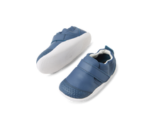 Zapatos deportivos Xplorer Go Vintage Indigo de BOBUX para bebés, calzado respetuoso para los primeros pasos en cuero natural.