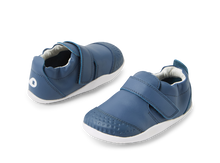 Zapatos deportivos Xplorer Go Vintage Indigo de BOBUX para los primeros pasos del bebé, con diseño respetuoso y cómodo en cuero.