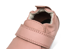 Calzado respetuoso Xplorer Go Seashell de BOBUX para los primeros pasos del bebé, en color con diseño cómodo y suave.
