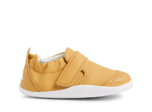 Calzado respetuoso Xplorer Go Oak Buff de BOBUX para los primeros pasos del bebé, en color beige y cómodo diseño.