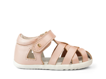 Calzado Step Up Tropicana II Seashell Shimmer de BOBUX para los primeros pasos del bebé, con acabado brillante y cómodo.