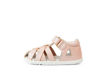 Zapatos Step Up Tropicana II Seashell Shimmer de BOBUX para los primeros pasos del bebé, con acabado brillante y cómodo diseño natural